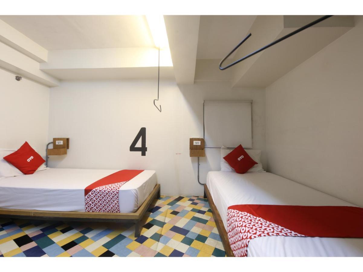 Oyo 866 Junction Hostels Hotel