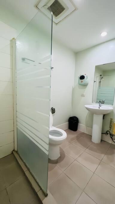 Bgc 2br Near Sm Aura With Free Parking & Wi-fi
