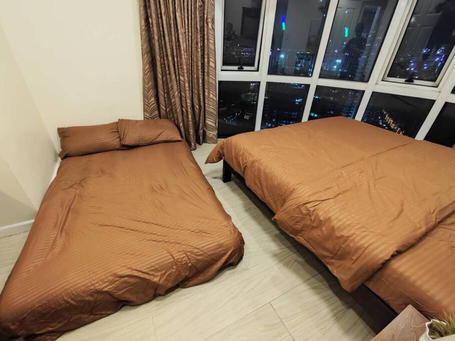 A2j Luxury 2br Near High Street Bgc Taguig *