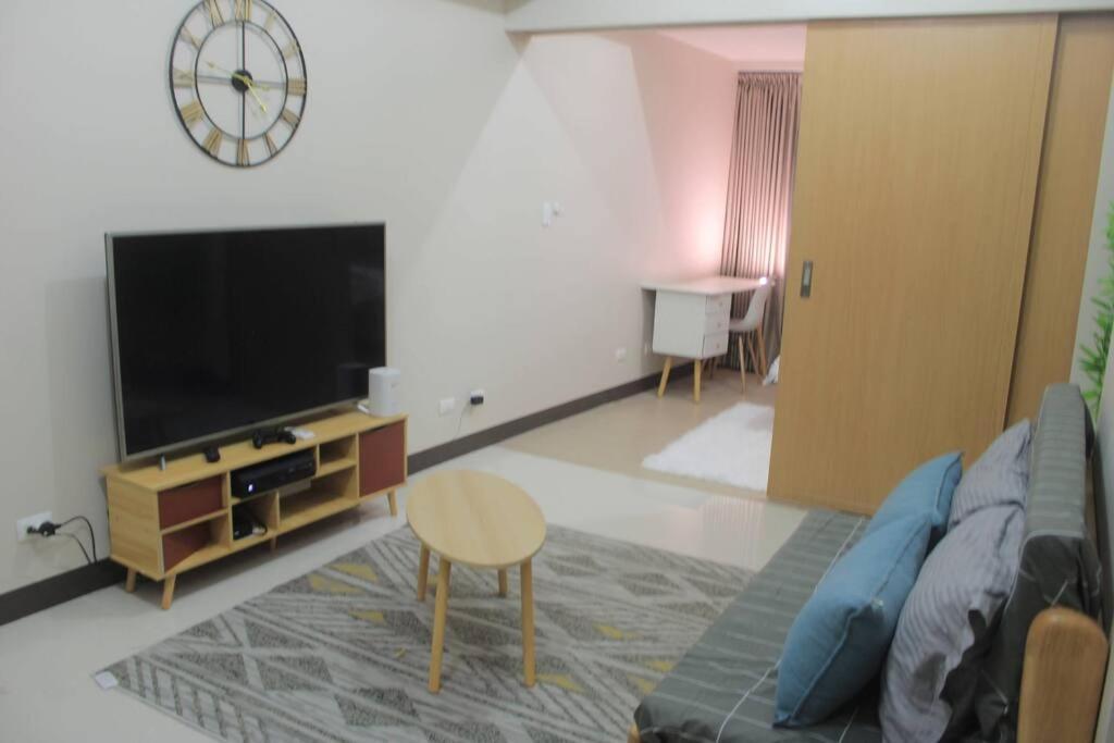 A2j Luxury 2br Near Uptown Mall Bgc Taguig *