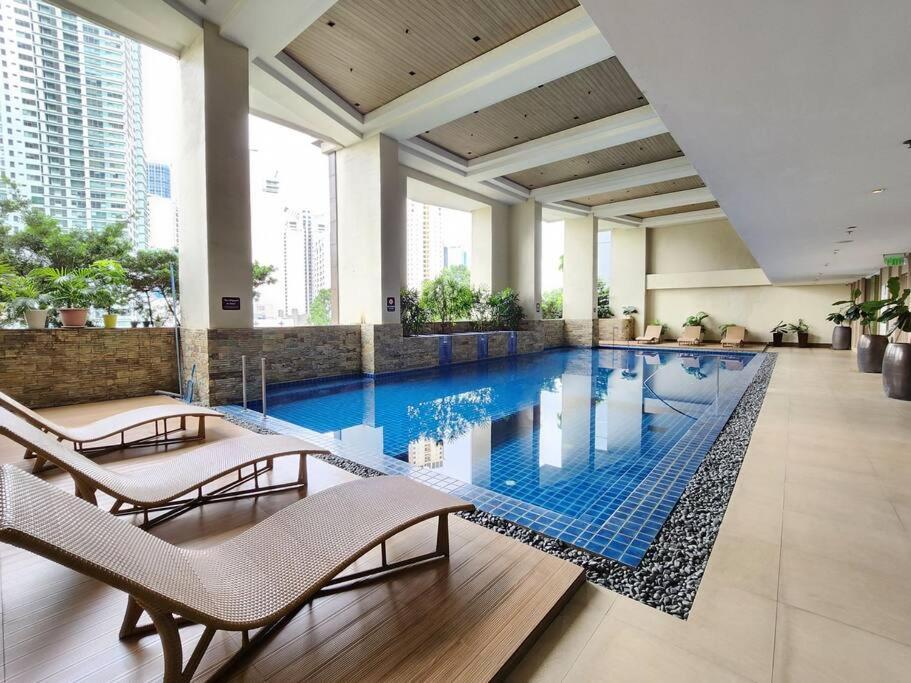Executive W/ Balcony Near Greenbelt 100mbps Manila