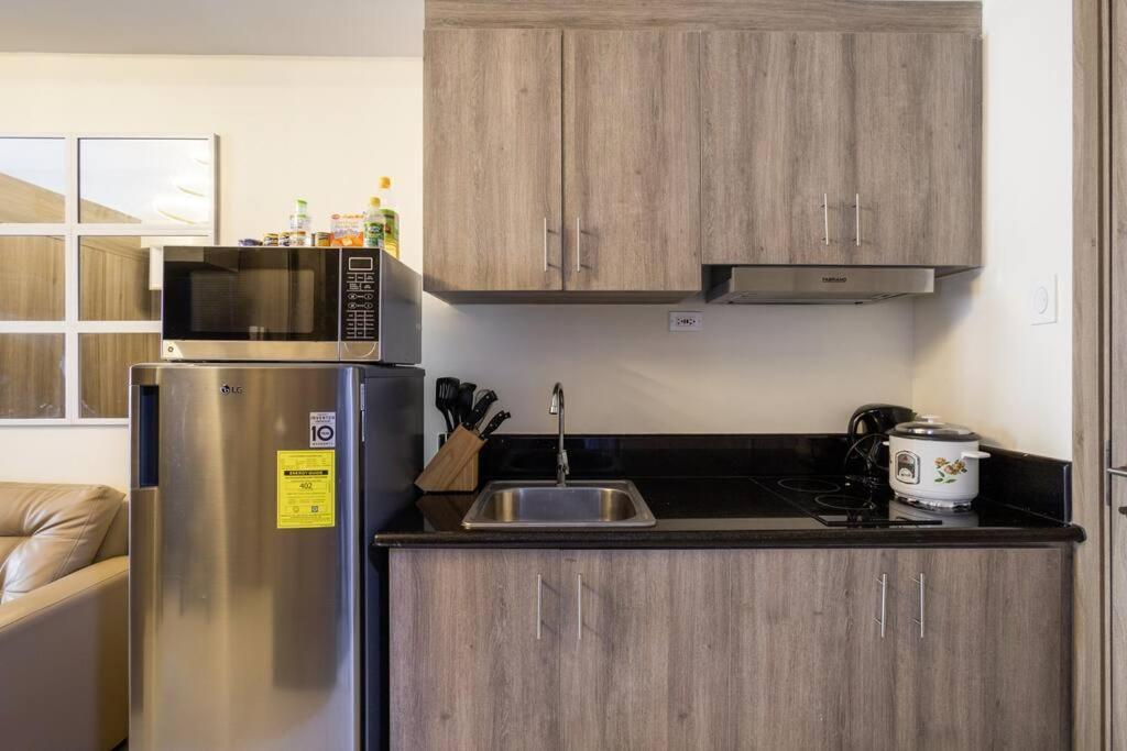 Apartment Luxury Sunset Views And Prime Location Near Ccp Moa With Wifi Parking Manila