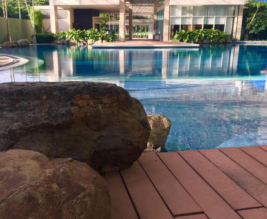 Pasig Fast Wifi With Netflix And Pool Access * Manila