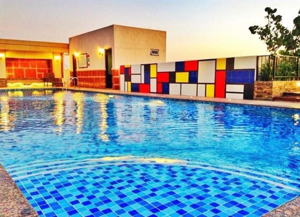 Morgan Bgc Shortwalk3 Venice Mall Free Pool Gym Manila