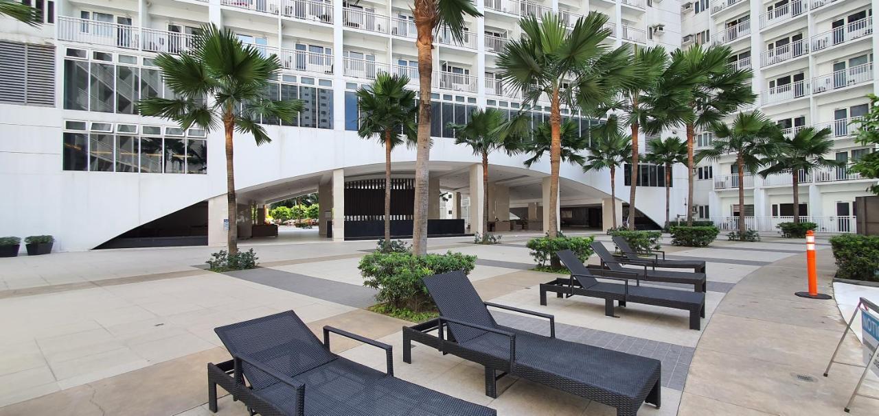 At Last, 1 Bedroom Pool View With Balcony Apartment *
