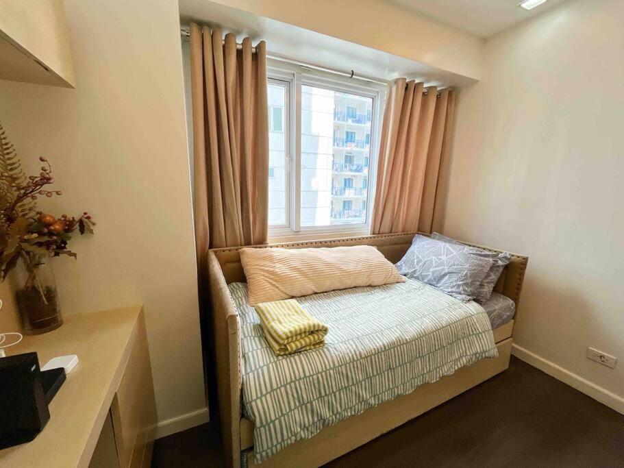 Modern 2-bedroom For 5 Across Moa