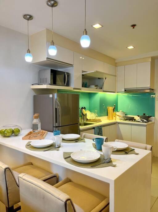 Apartment Modern 2-bedroom For 5 Across Moa Manila