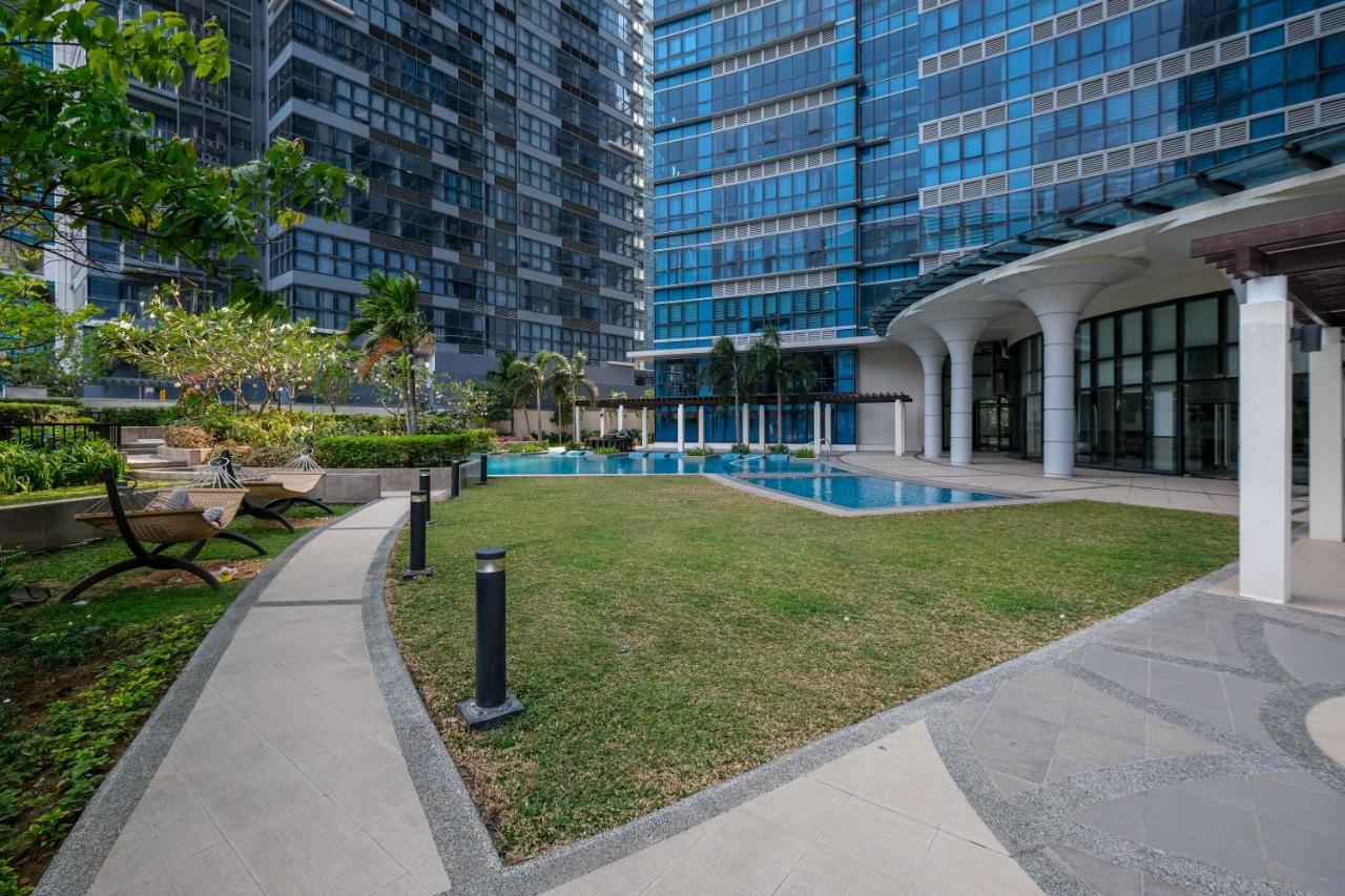 Uptown Parksuites Modern Manila