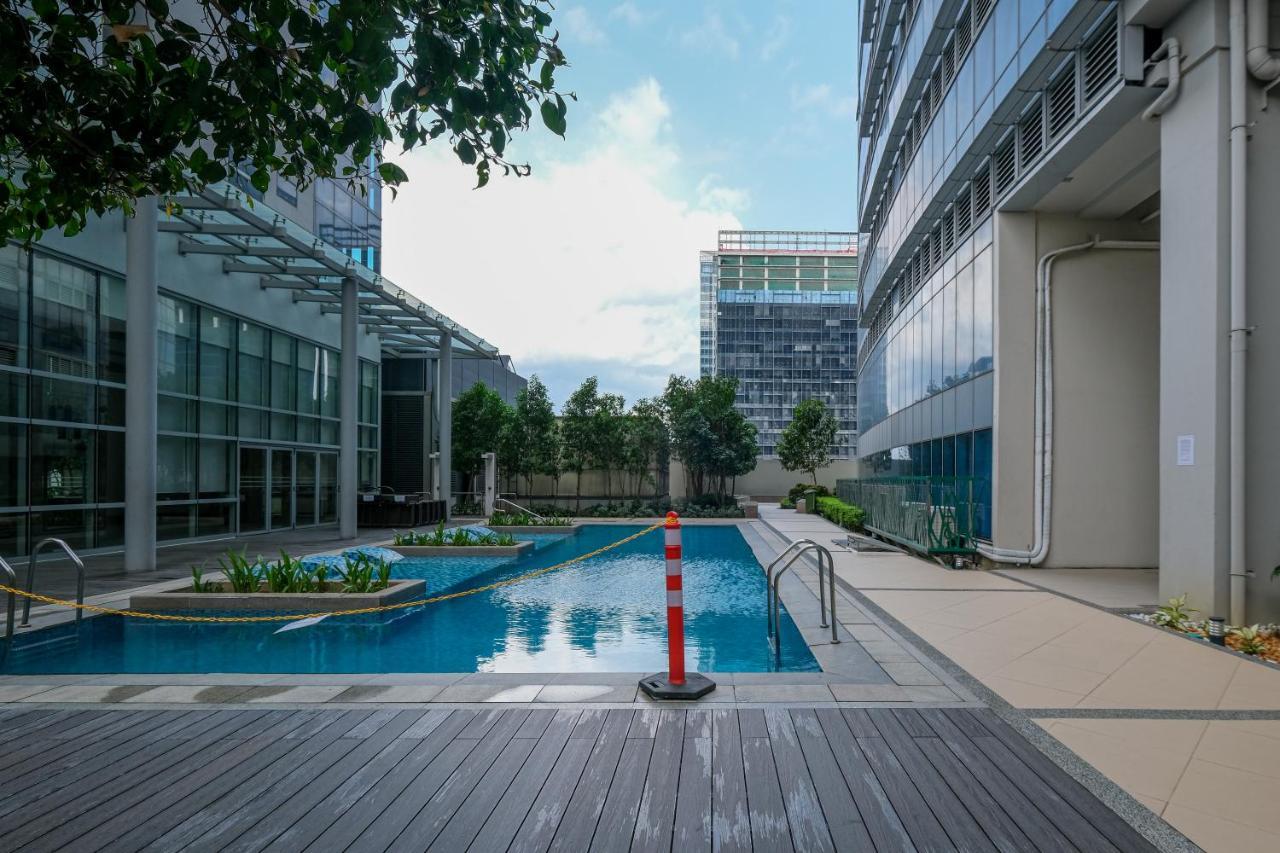 Uptown Parksuites Modern Apartment Manila