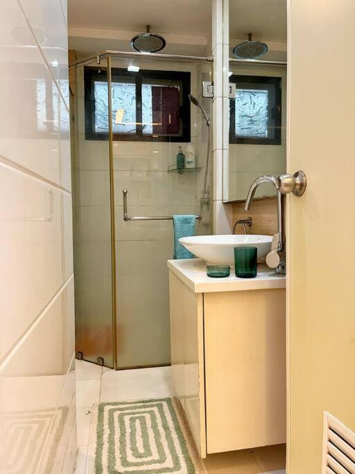 Apartment Modern 2-bedroom For 5 Across Moa