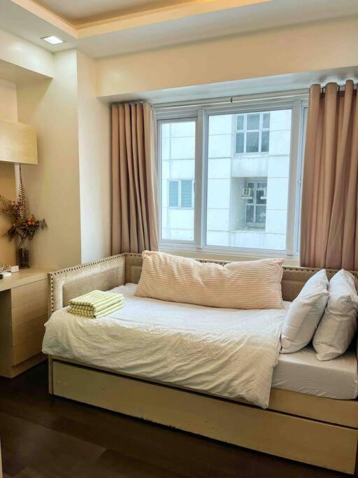 Modern 2-bedroom For 5 Across Moa Manila