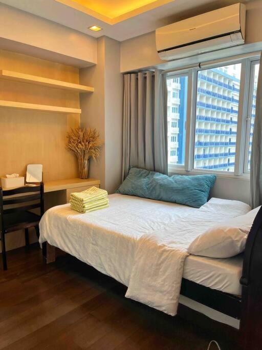 Modern 2-bedroom For 5 Across Moa Apartment Manila