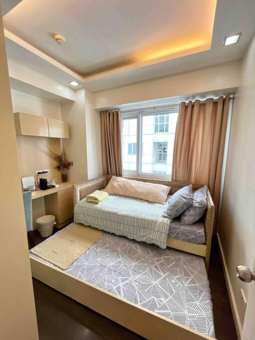 Apartment Modern 2-bedroom For 5 Across Moa Manila