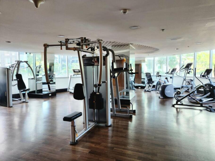 Bgc Fresh & Cozy Near Burgos Circle With Fast Internet Connection *