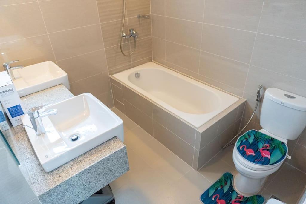 A2j Luxury Uptown 3br Near Uptown Mall Manila