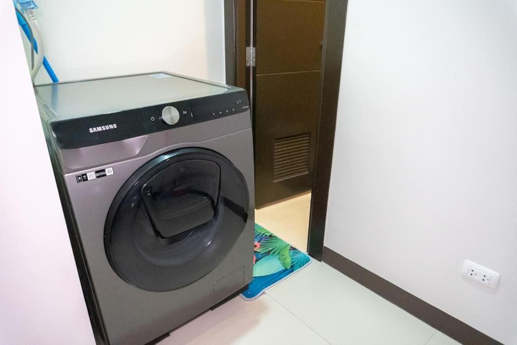 A2j Luxury Uptown 3br Near Uptown Mall Manila