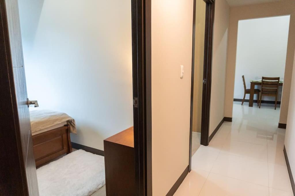 Apartment A2j Luxury Uptown 3br Near Uptown Mall Manila