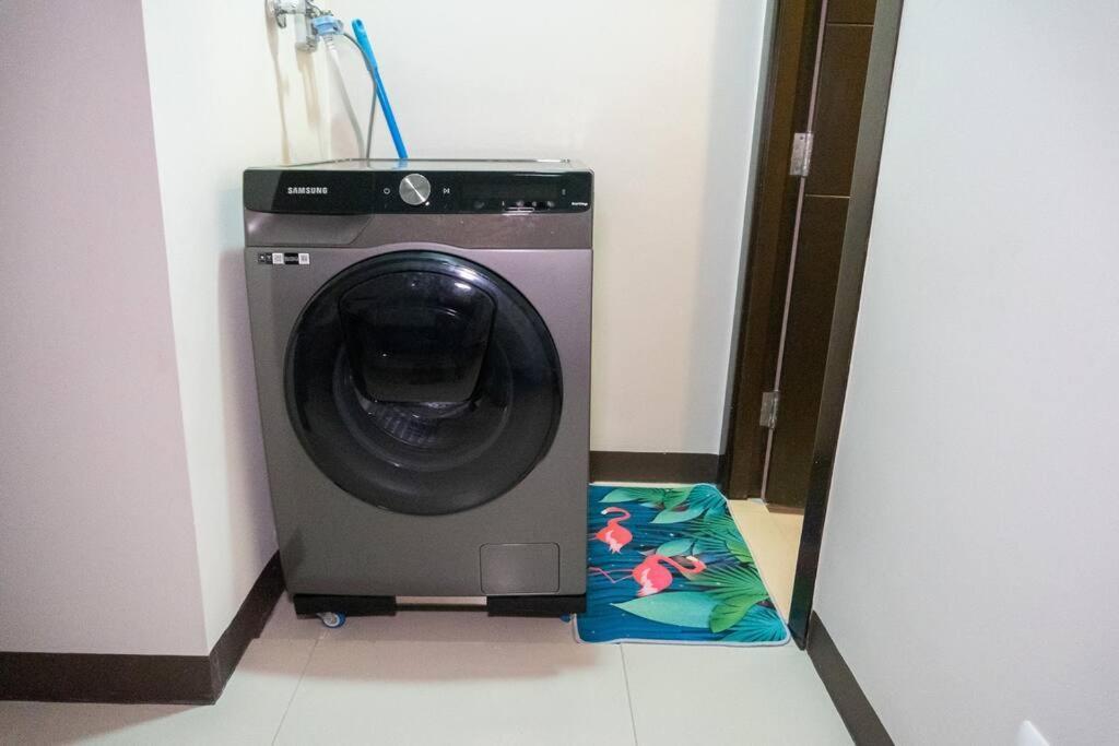 A2j Luxury Uptown 3br Near Uptown Mall * Manila