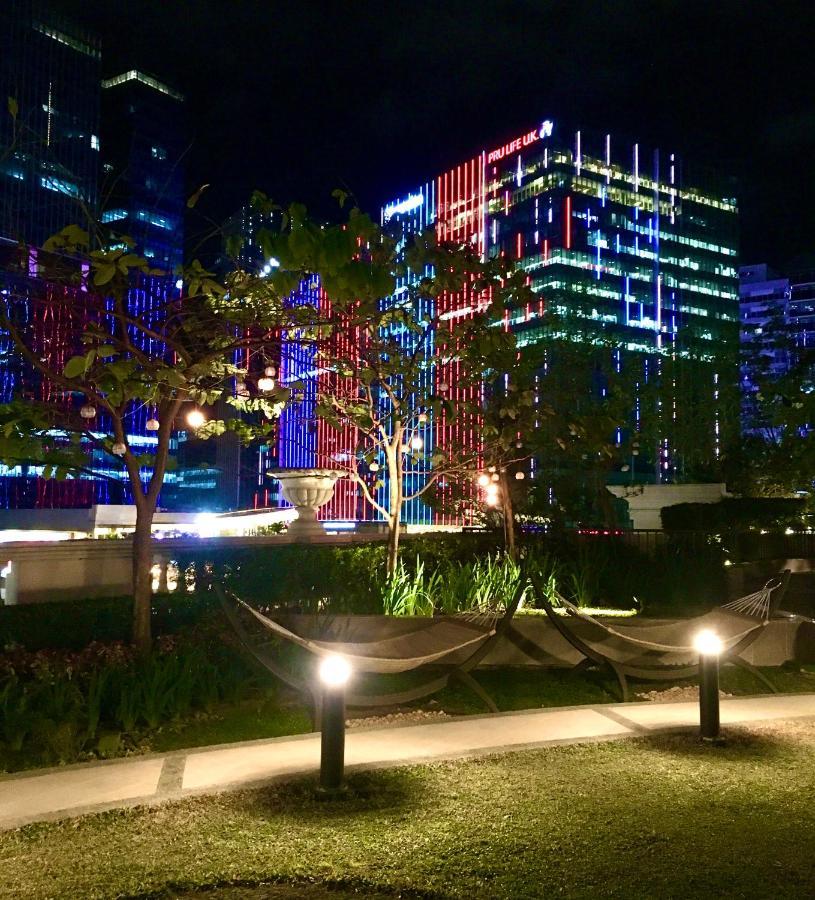 New & Modern Cozy 1br W/ Balcony@bgc, Wifi 300mbps Manila