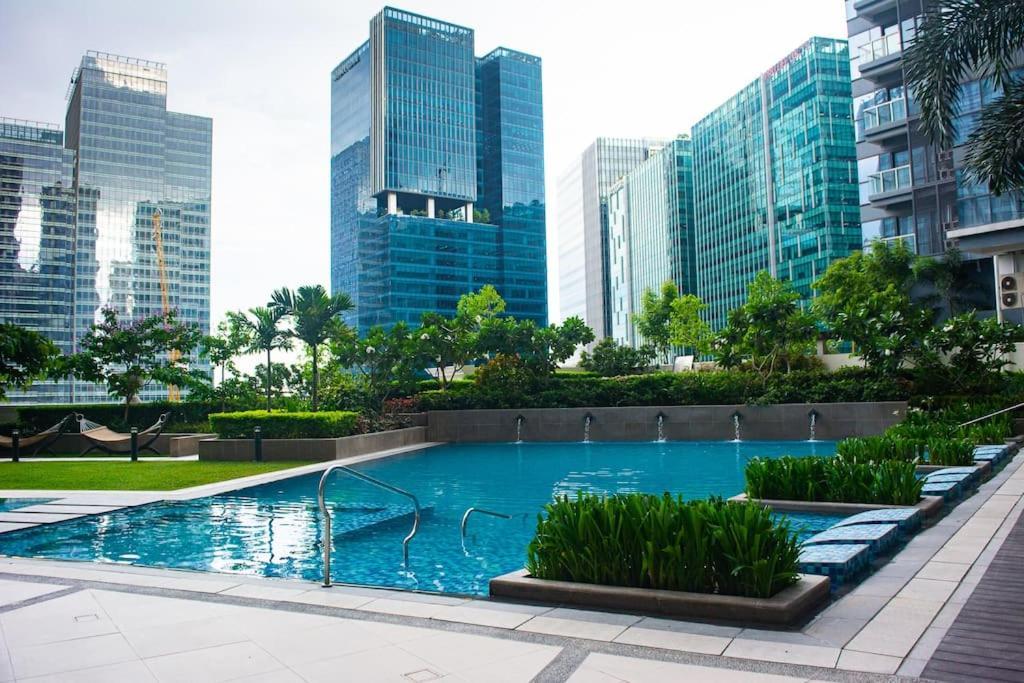A2j Luxury Uptown 3br Near Uptown Mall Apartment Manila