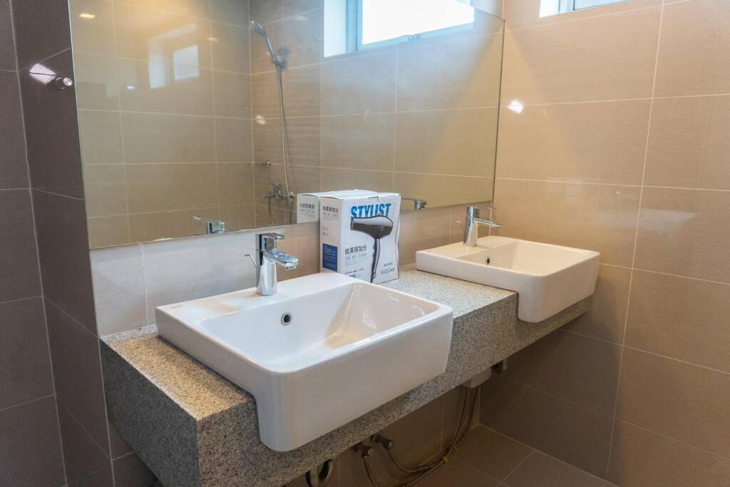 Apartment A2j Luxury Uptown 3br Near Uptown Mall Manila