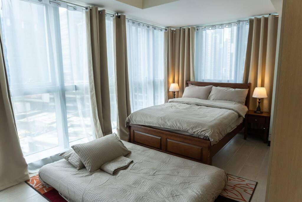 A2j Luxury Uptown 3br Near Uptown Mall Manila