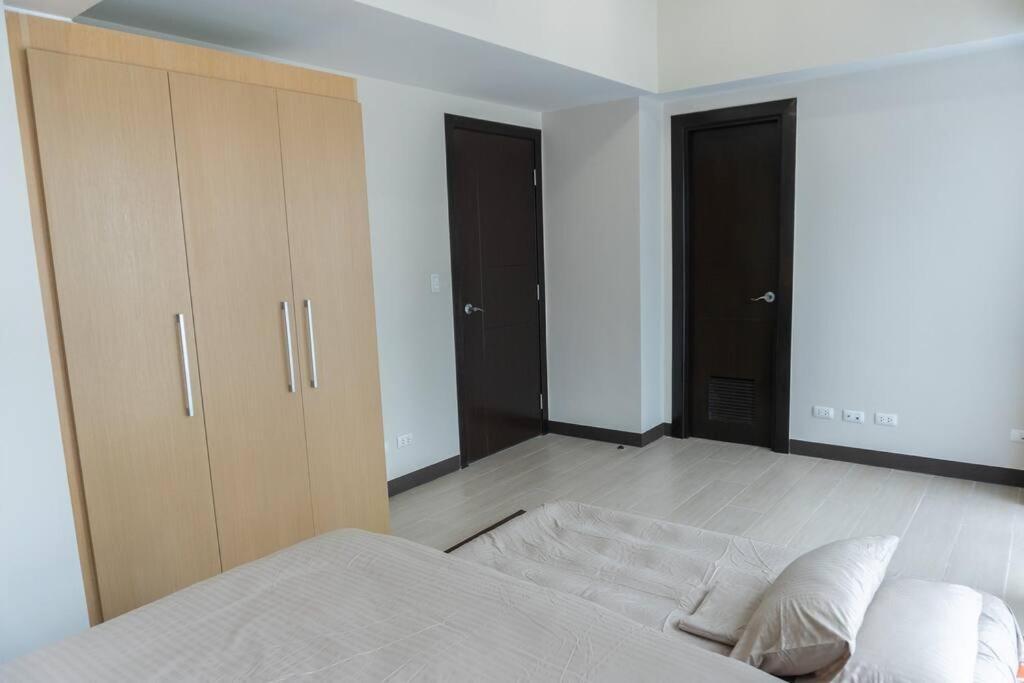 A2j Luxury Uptown 3br Near Uptown Mall * Manila