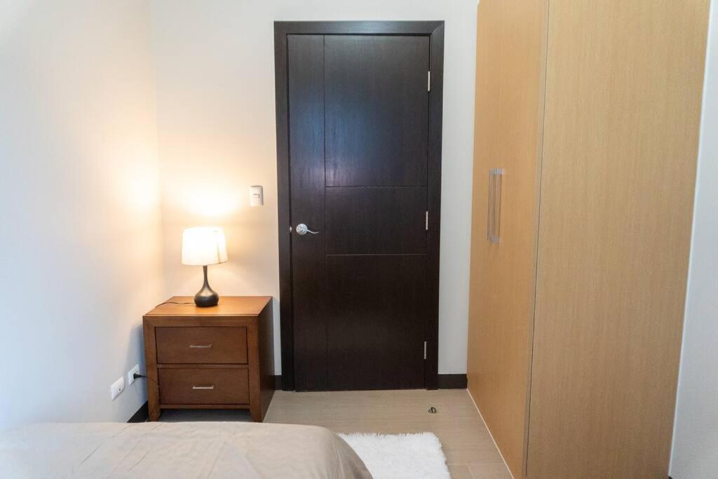 A2j Luxury Uptown 3br Near Uptown Mall Apartment Manila