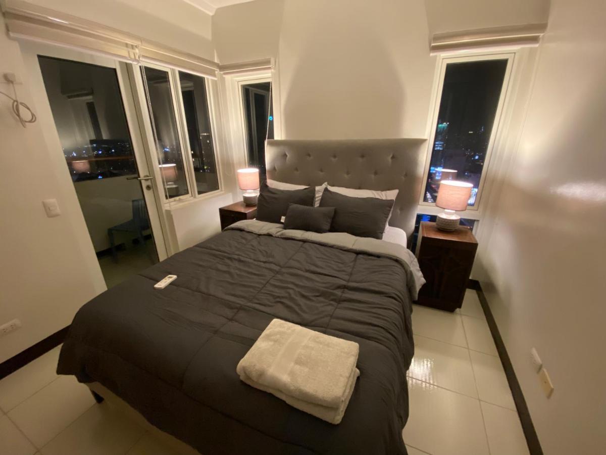 Amazing Views Across Shangrila Mall And Near Megamall Greenfield District Manila