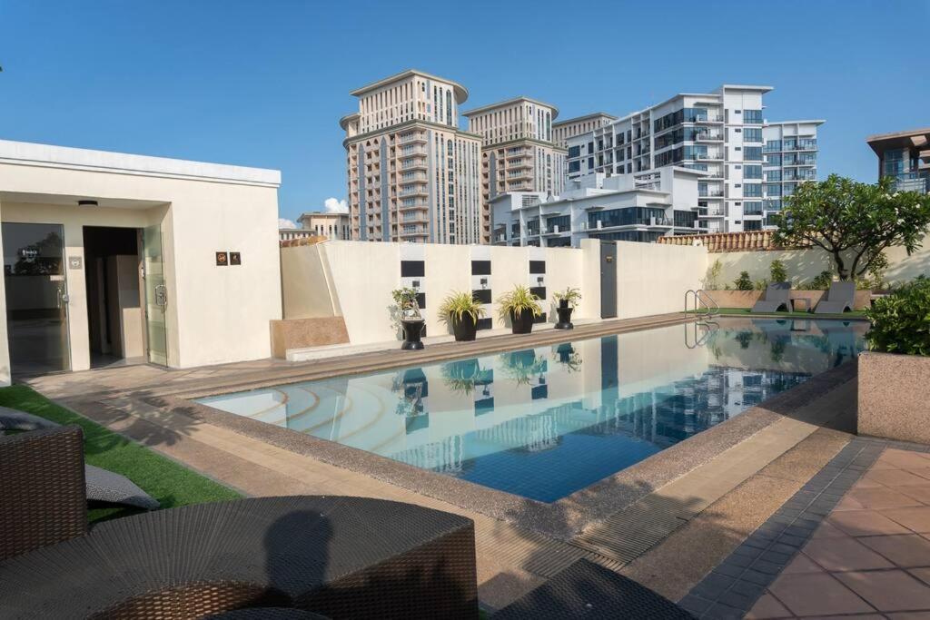 A2j Executive 1br Near Venice Mall Bgc Apartment Manila