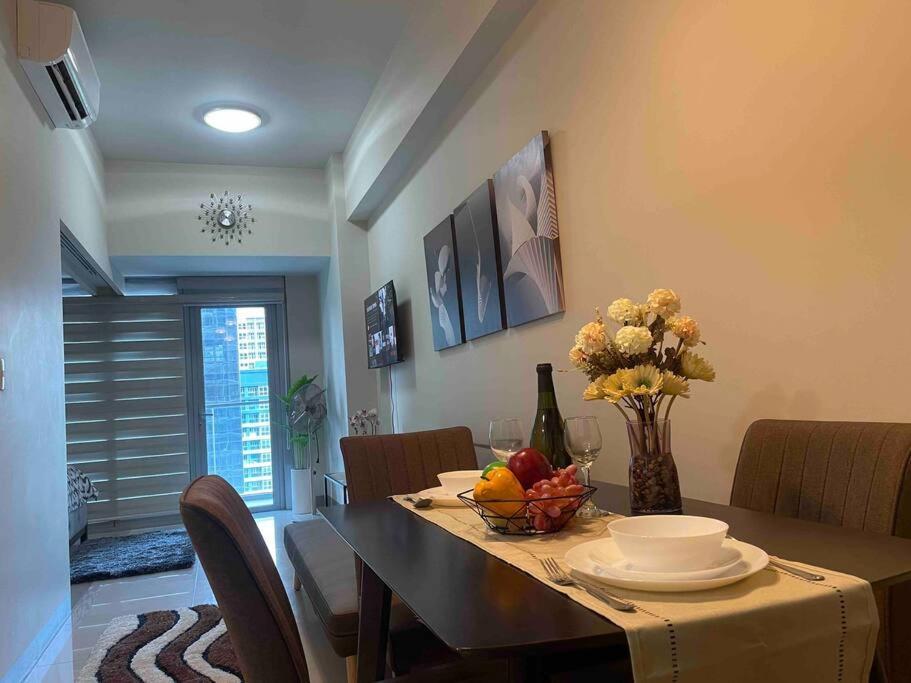 Luxe 1br W/ Balcony @ Uptown Parksuites Apartment