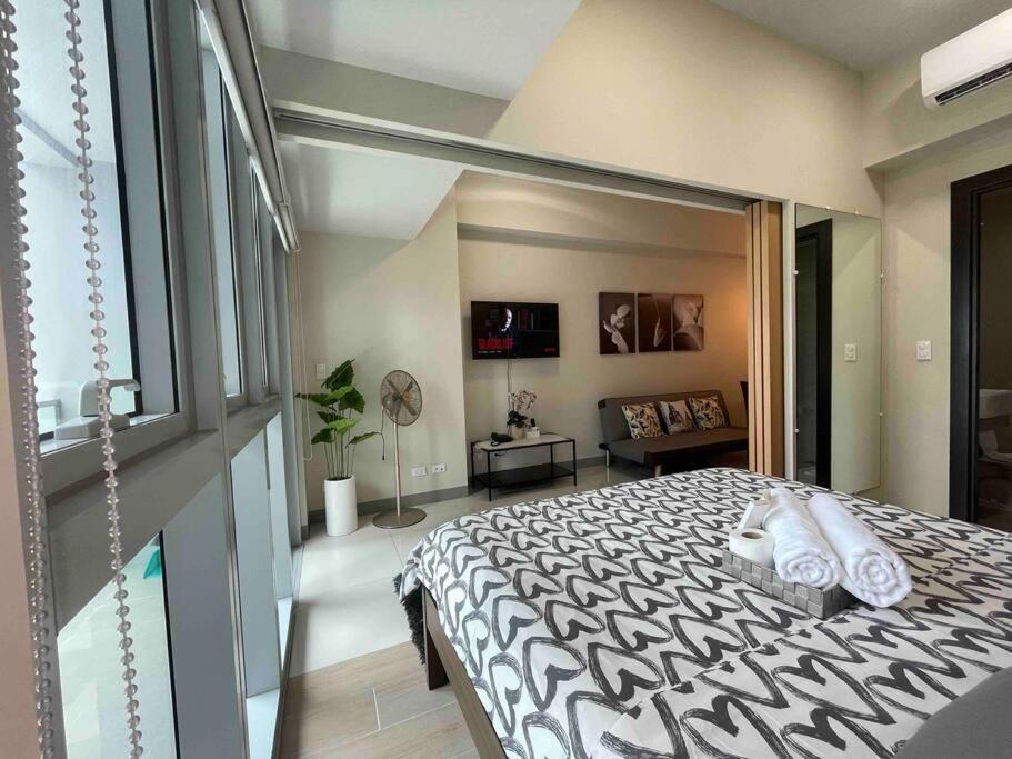 Luxe 1br W/ Balcony @ Uptown Parksuites *