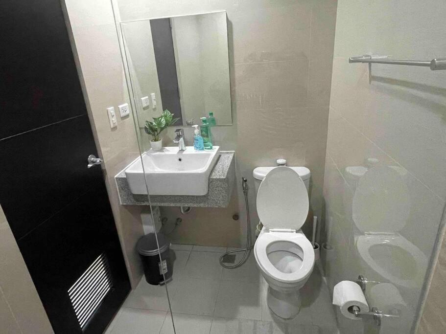 Luxe 1br W/ Balcony @ Uptown Parksuites * Manila