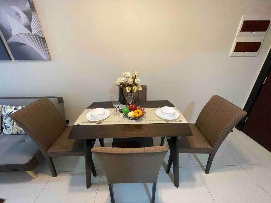 Apartment Luxe 1br W/ Balcony @ Uptown Parksuites Manila