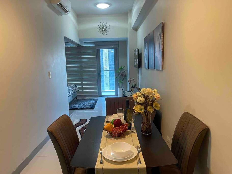 Luxe 1br W/ Balcony @ Uptown Parksuites Apartment *