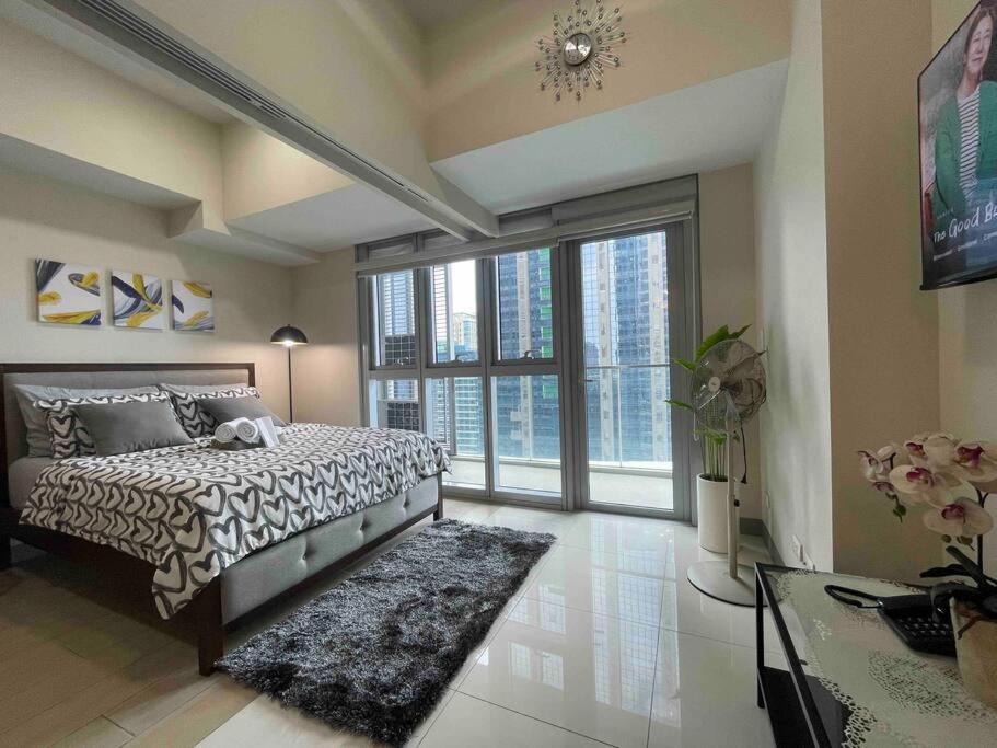 Luxe 1br W/ Balcony @ Uptown Parksuites Apartment *