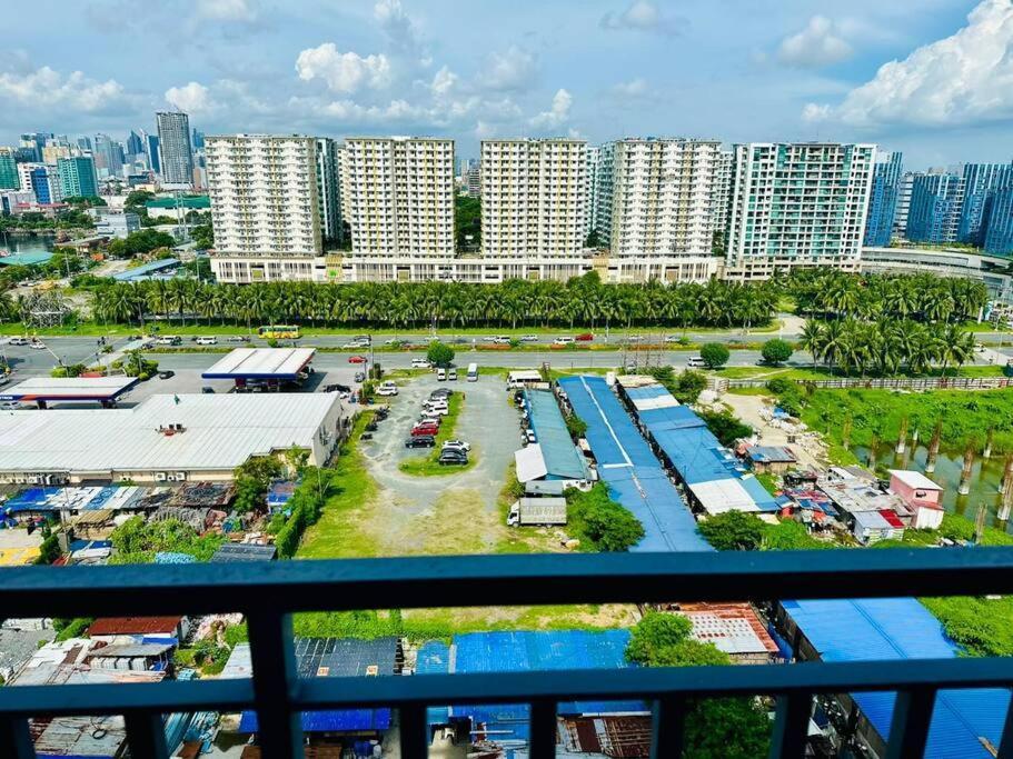 Cozy 1br At Shore 2 With Balcony Apartment Manila