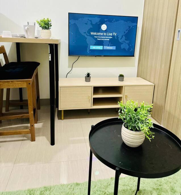 Apartment Cozy 1br At Shore 2 With Balcony Manila