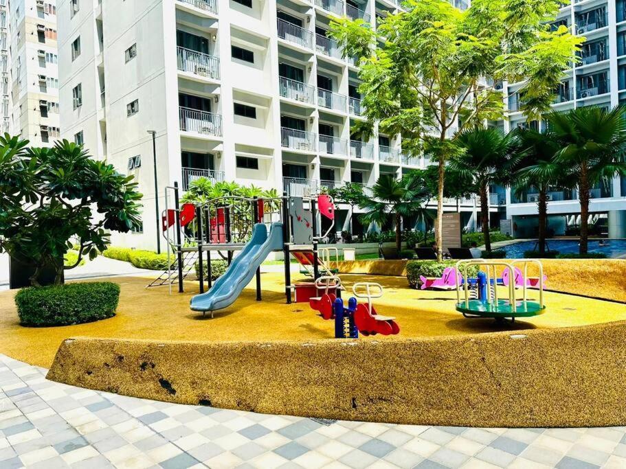 Apartment Cozy 1br At Shore 2 With Balcony Manila
