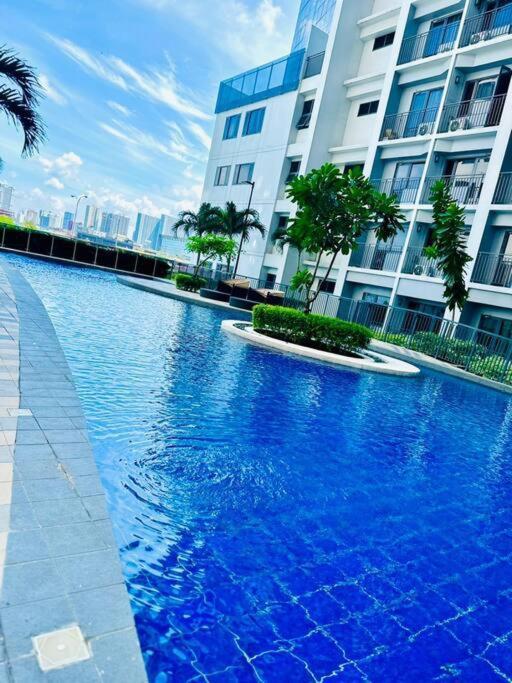 Apartment Cozy 1br At Shore 2 With Balcony Manila