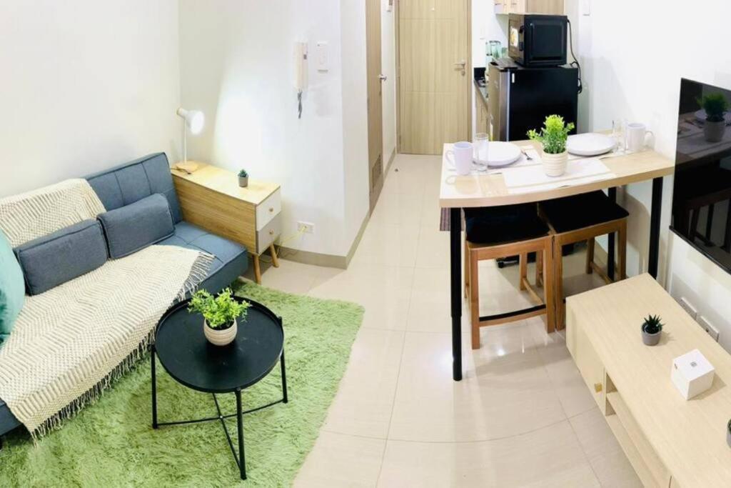 Cozy 1br At Shore 2 With Balcony Apartment Manila