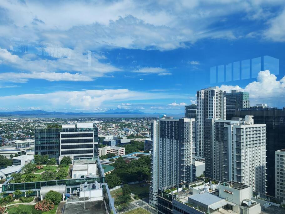 One Uptown 2-bed 1br W/xbox, Netflix In Bgc