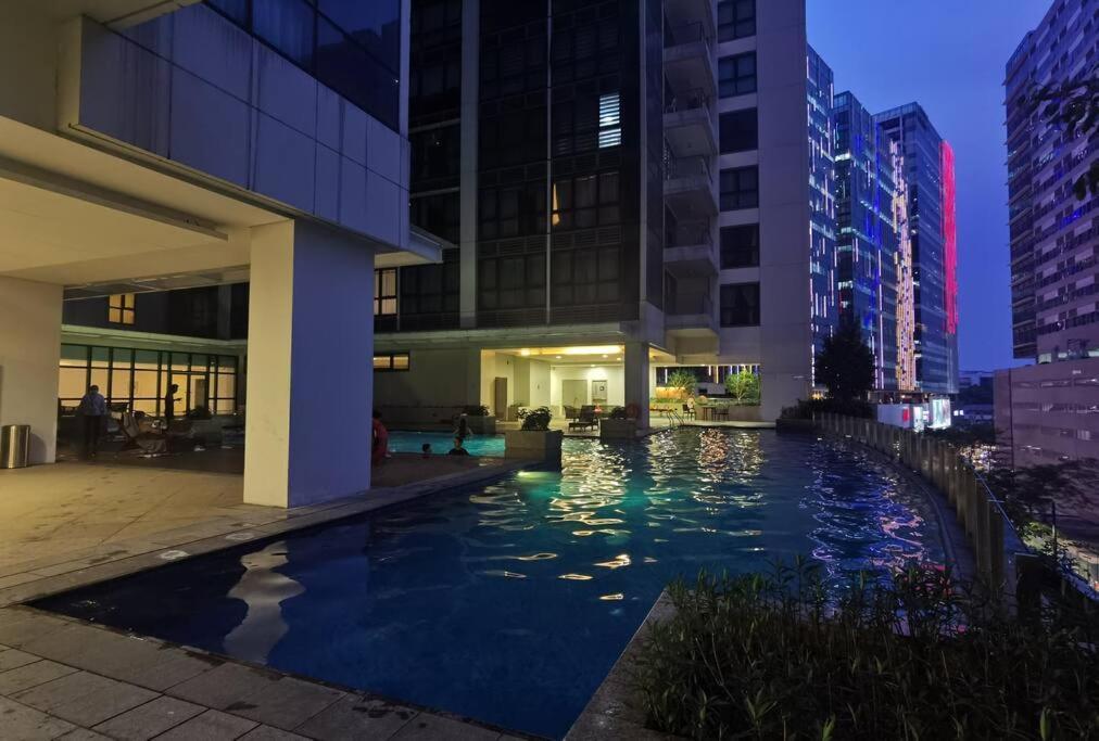 One Uptown 2-bed 1br W/xbox, Netflix In Bgc Manila
