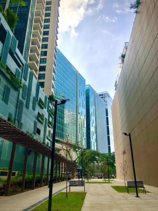 Apartment Great Value In Uptown Parksuites Bgc 1br,washer,netflix Manila
