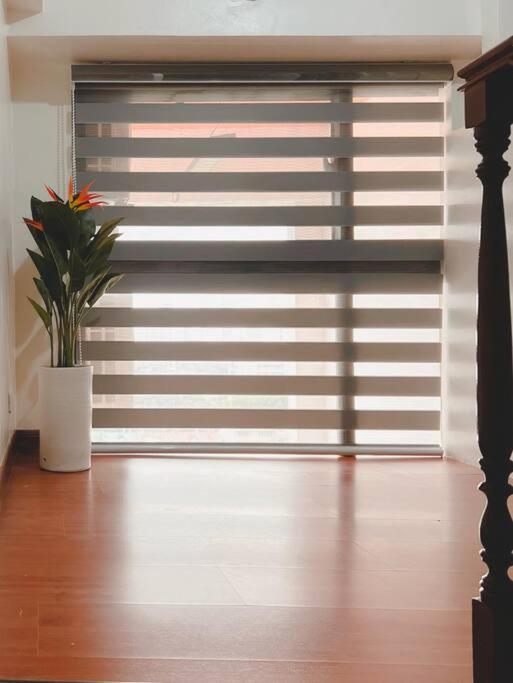 2br Spacious Loft In Qc, Short Walk To M Place *