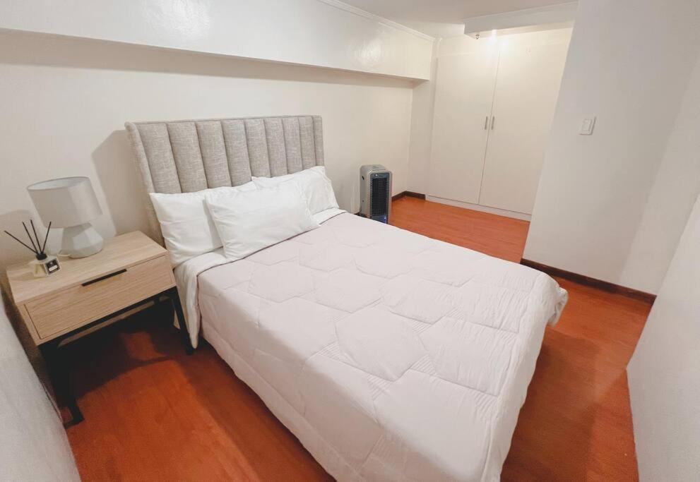2br Spacious Loft In Qc, Short Walk To M Place *