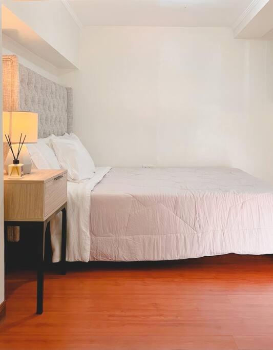 2br Spacious Loft In Qc, Short Walk To M Place *