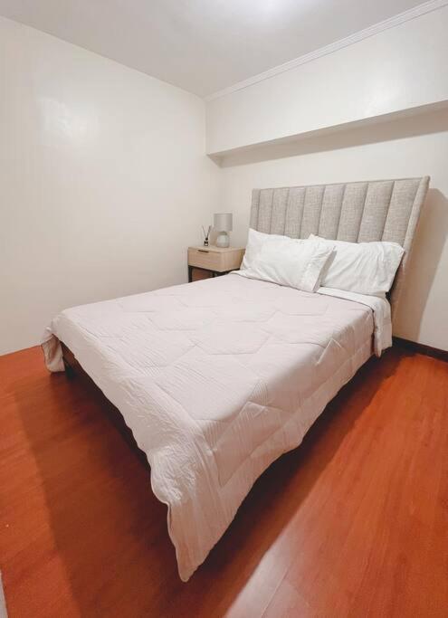 2br Spacious Loft In Qc, Short Walk To M Place Apartment