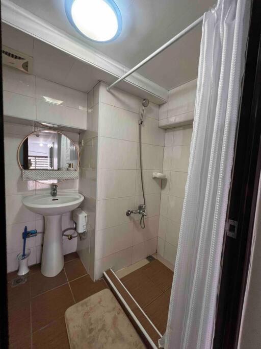2br Spacious Loft In Qc, Short Walk To M Place *