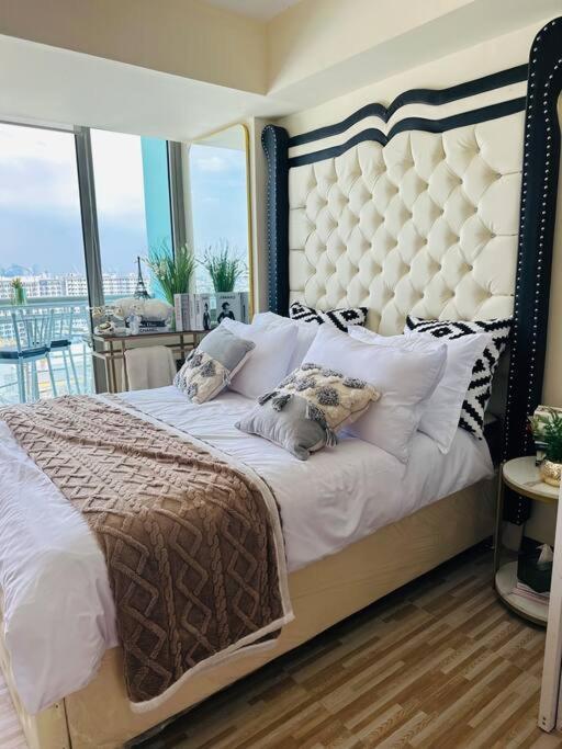 Azure Urban - St Tropez Tower Staycation Unit With A European Touch